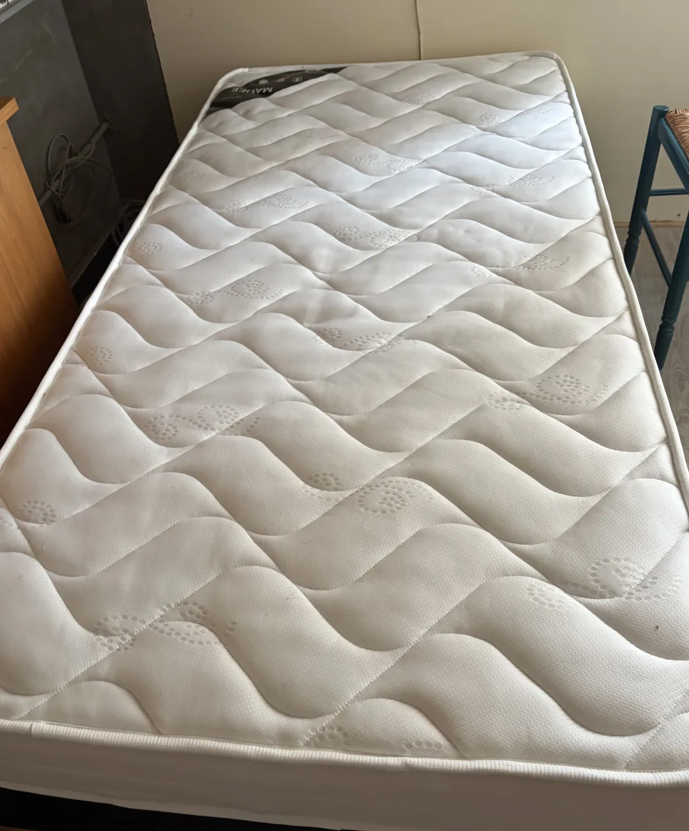 Lit de 90 tout neuf matelas et sommier — photo 2